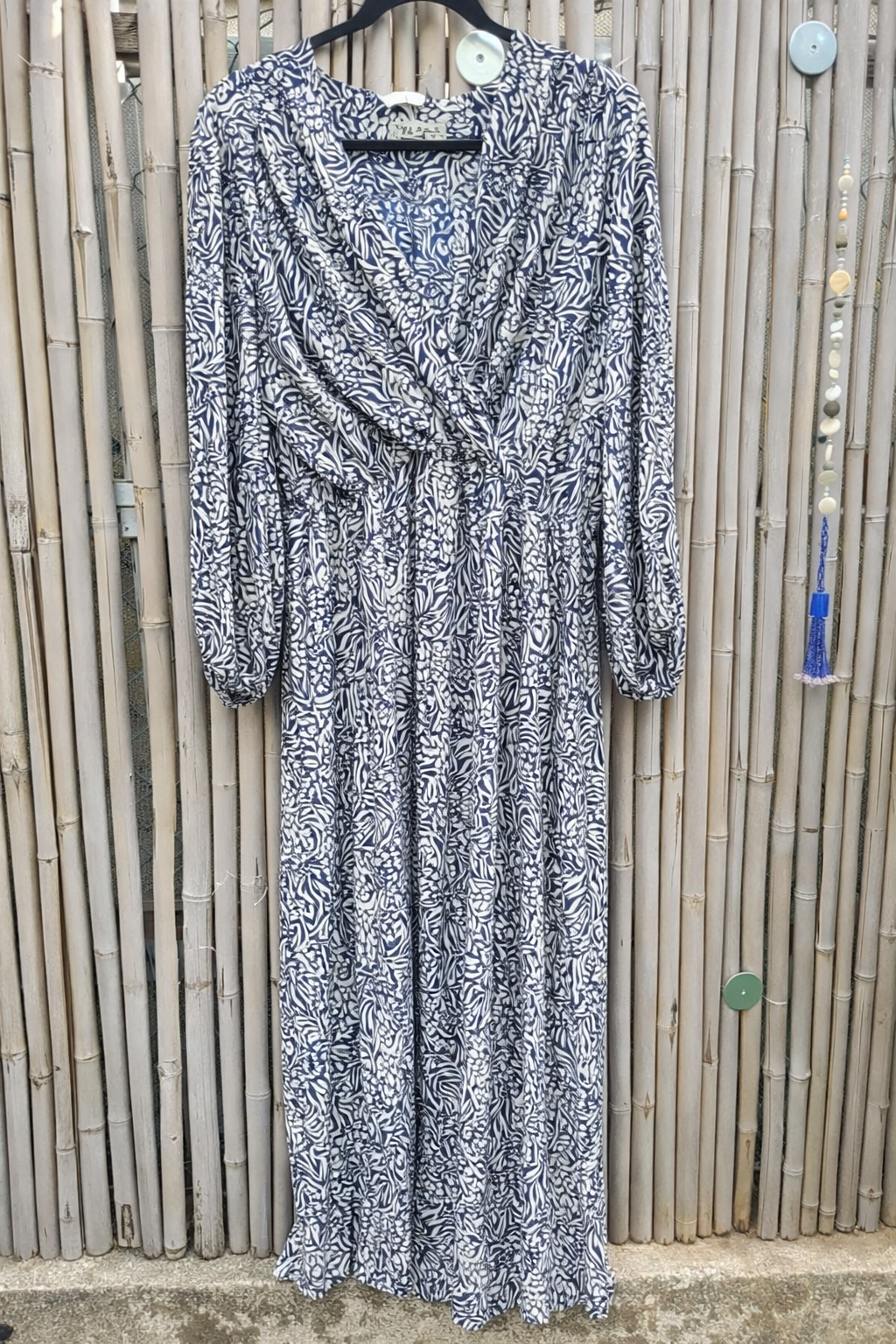 שמלת מעטפת בכחול ולבן