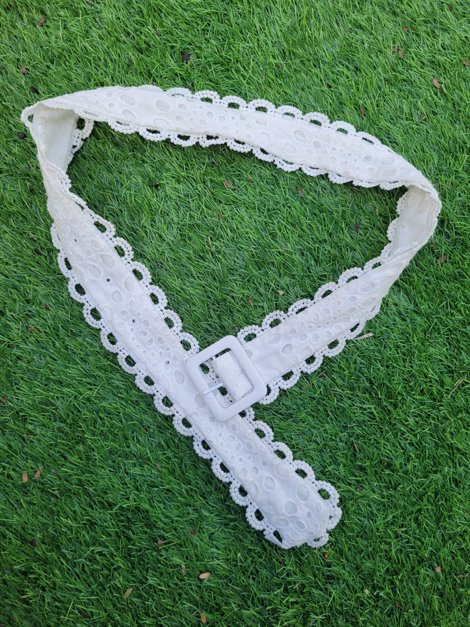 חגורת תחרה לבנה