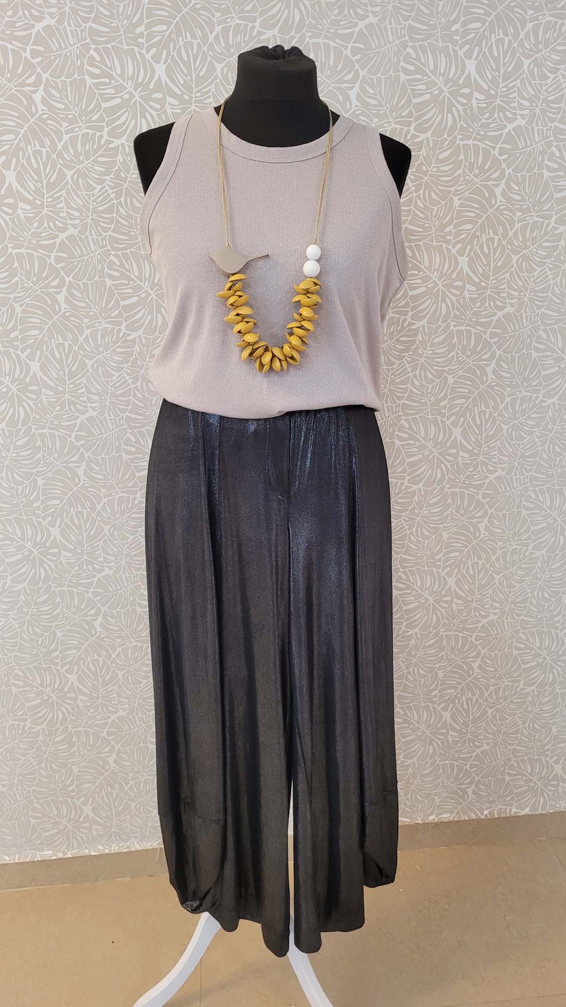 מכנסיים מבריקות עם גומי