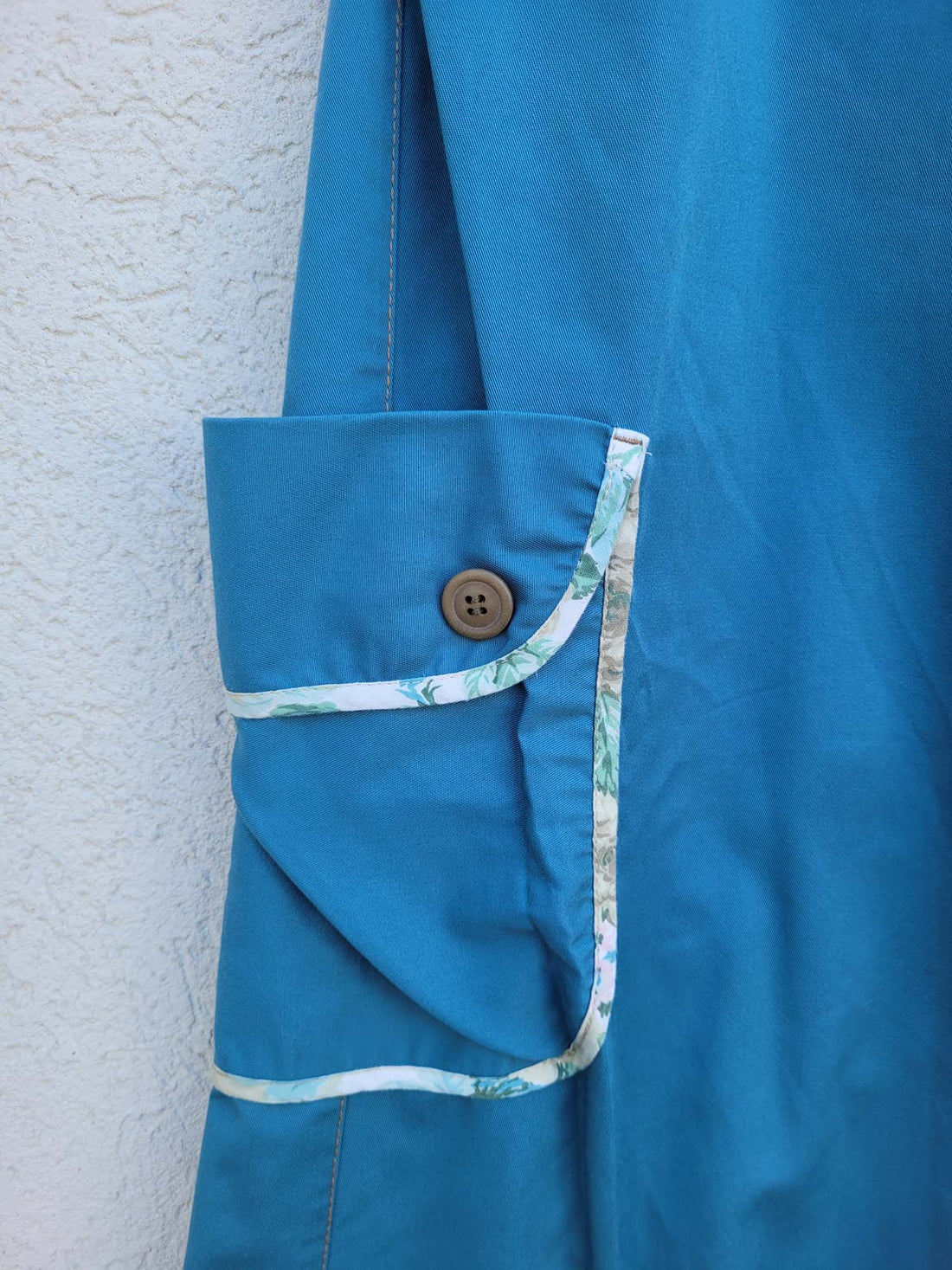 מכנסיים רחבים עם כיסים בולטים