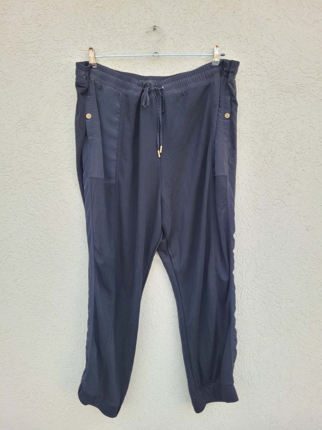 מכנסיים שחורים עם שרוך קשירה