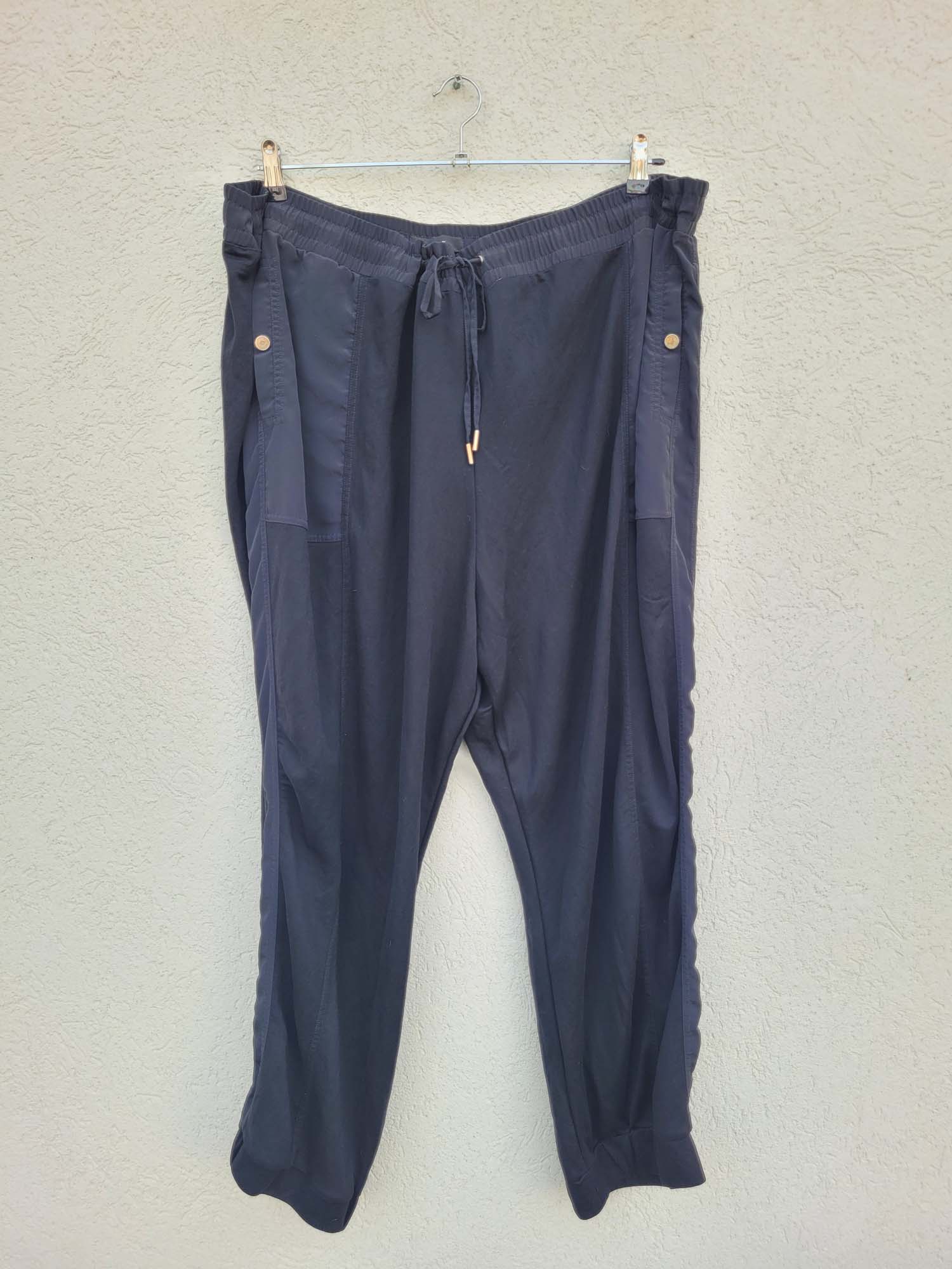 מכנסיים שחורים עם שרוך קשירה