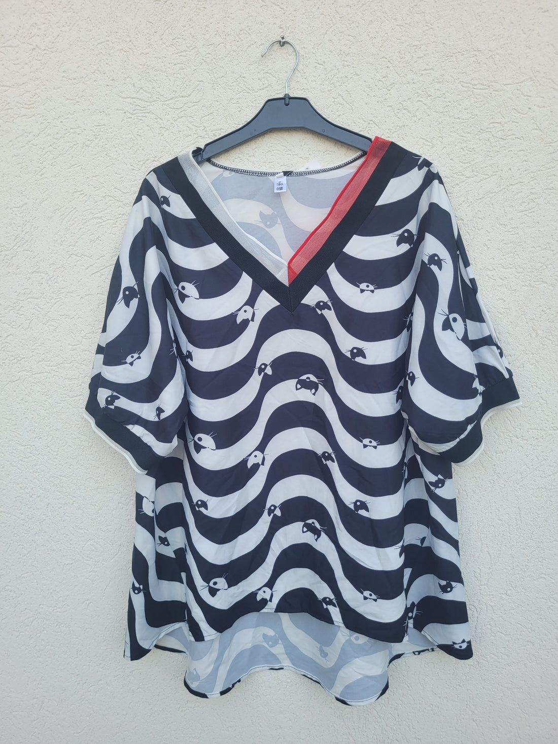 חולצת חתולים בשחור ולבן