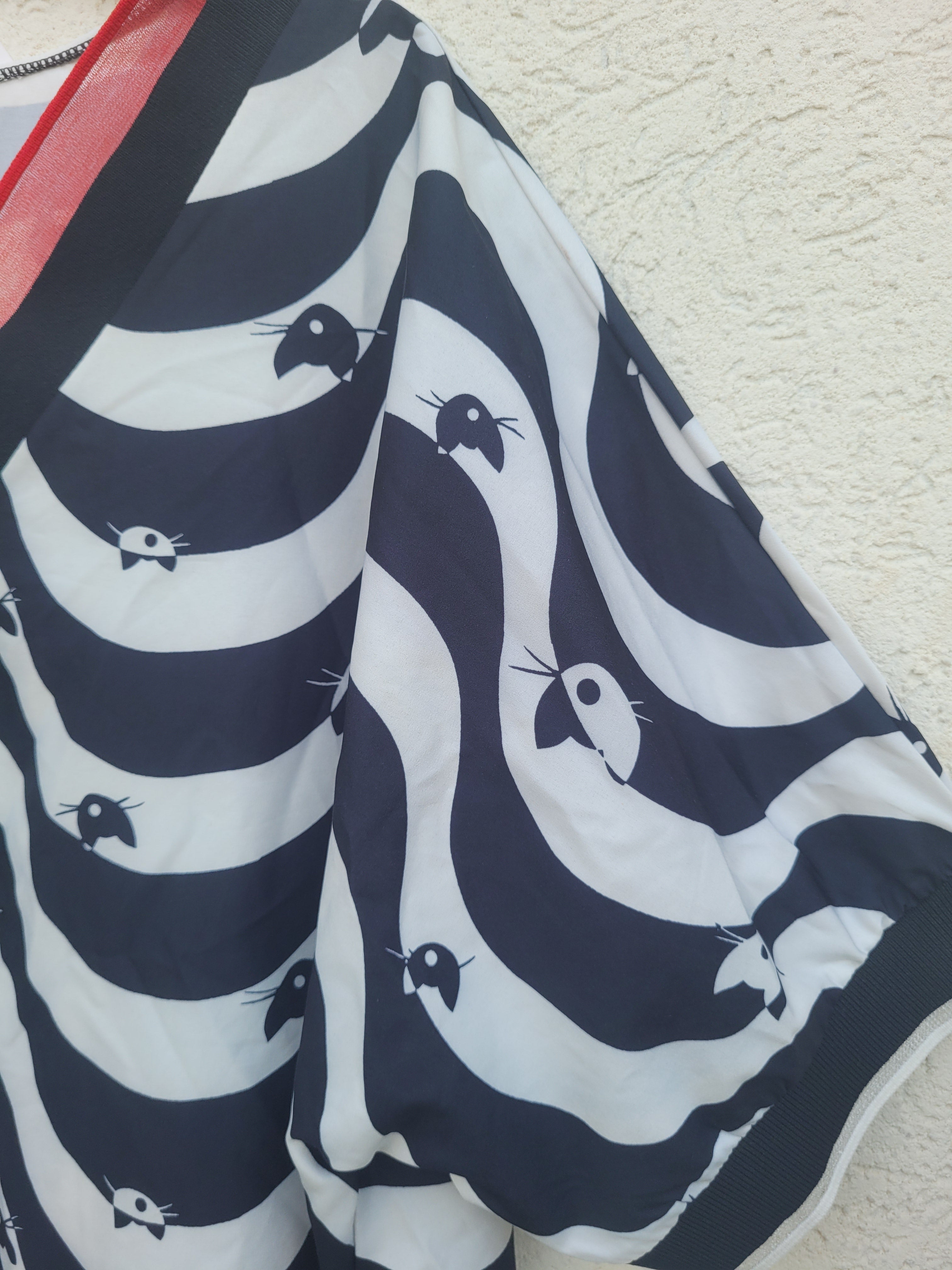 חולצת חתולים בשחור ולבן