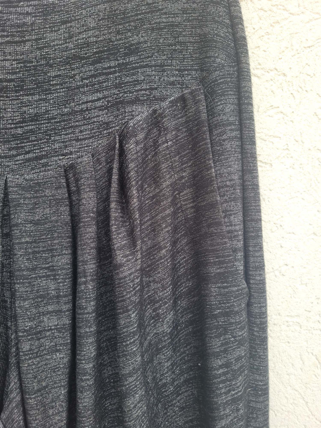 מכנסי בד עם גומי וחגורה רחבה