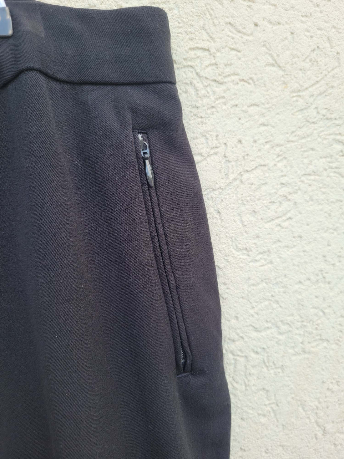 מכנסיים מחוייטים שחורים עם גומי בגב