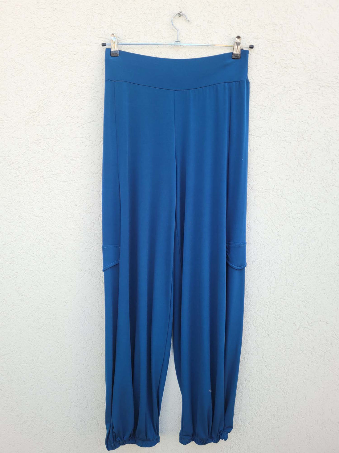 מכנסיים עם גומי וחגורה רחבה