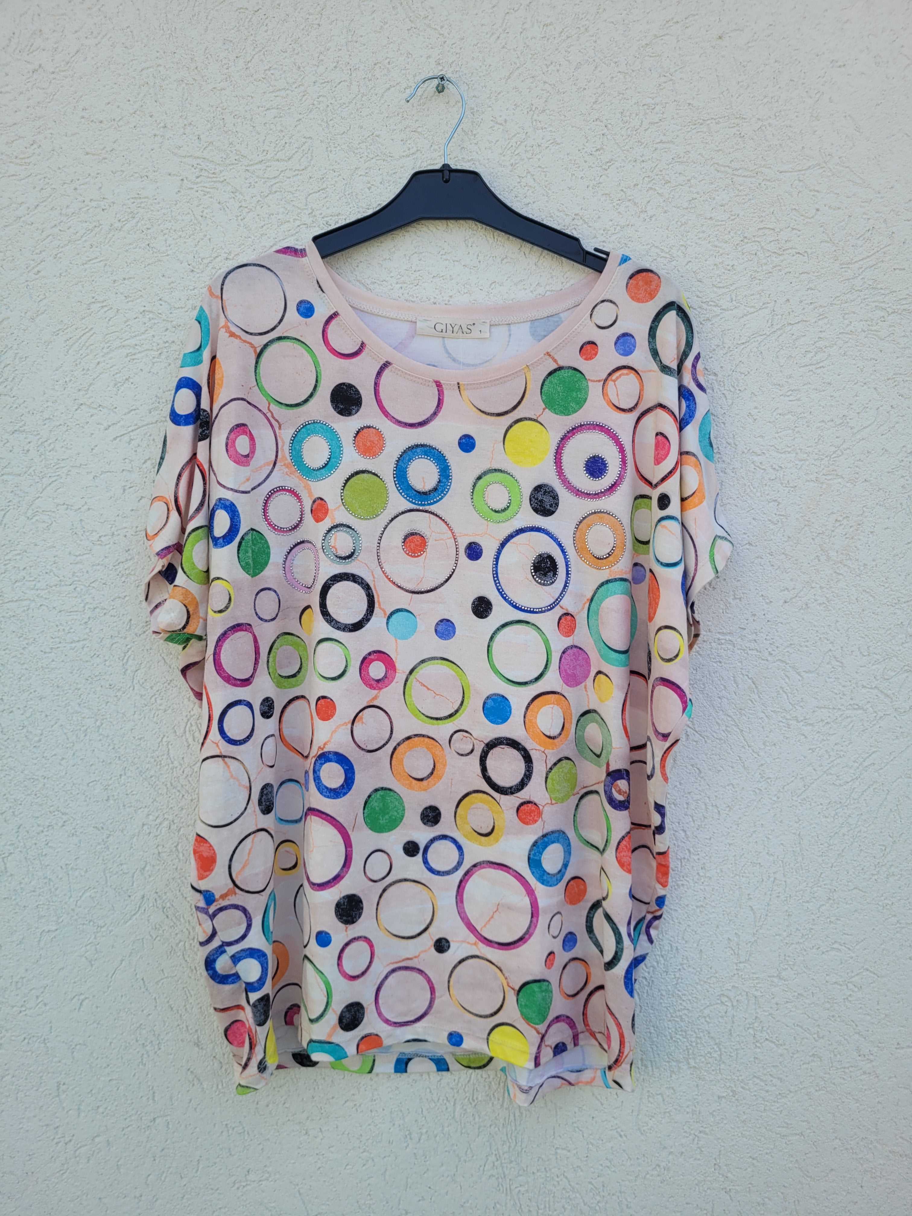 חולצה עם עיגולים צבעוניים