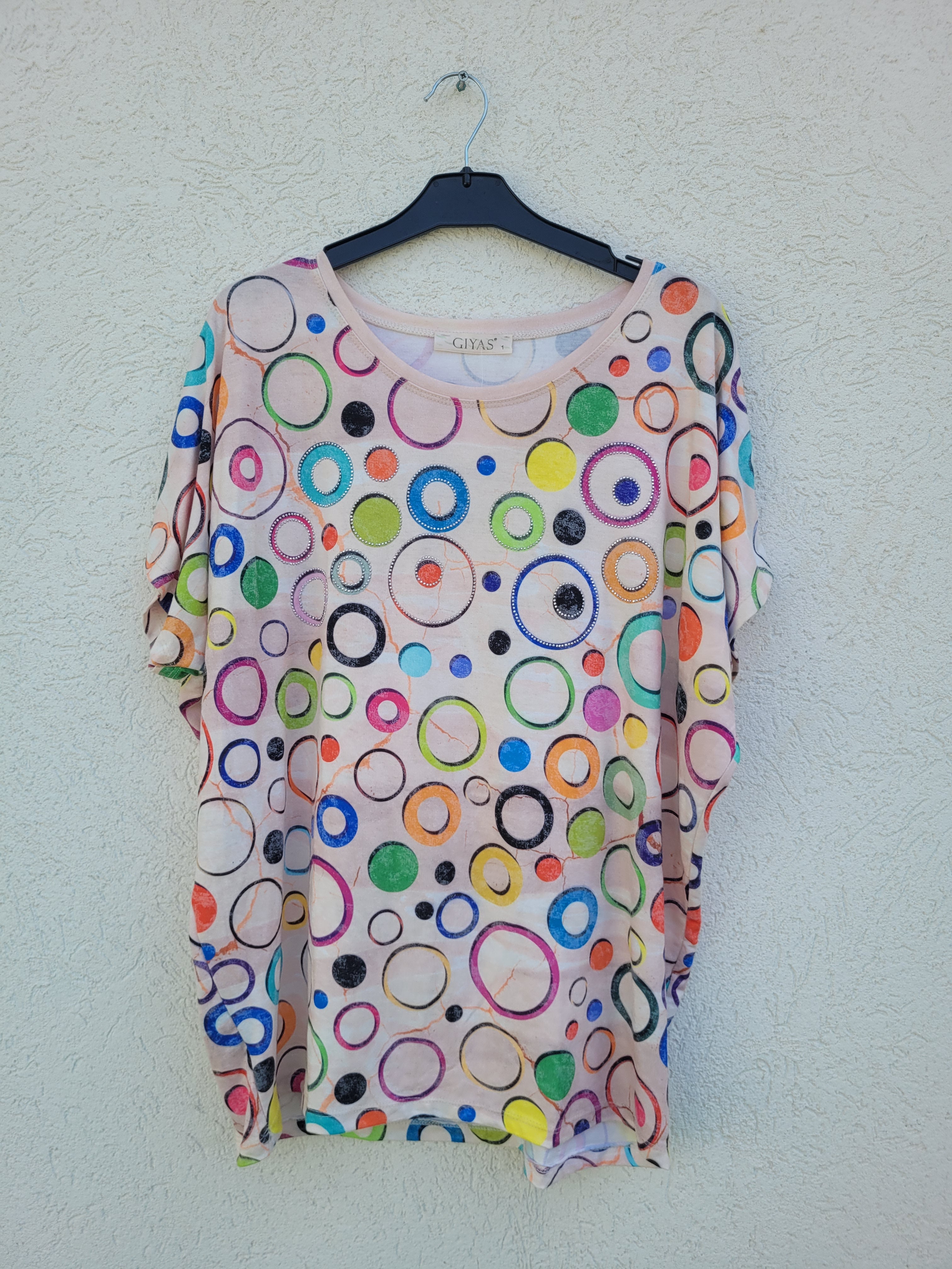 חולצה עם עיגולים צבעוניים