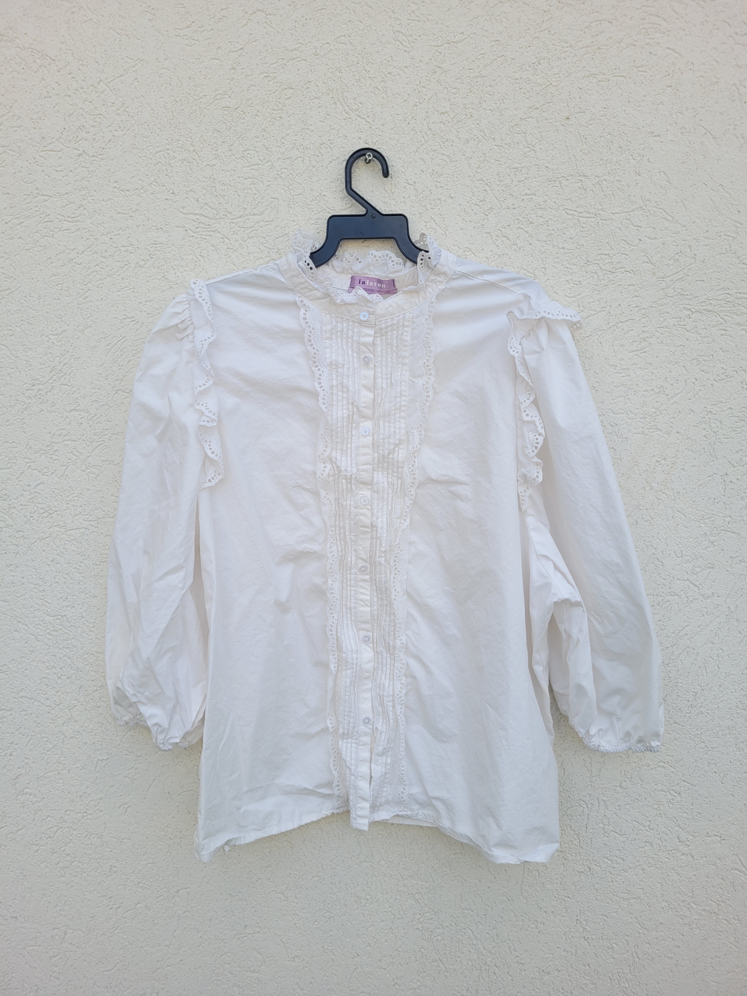 חולצה מכופתרת לבנה עם דנטל