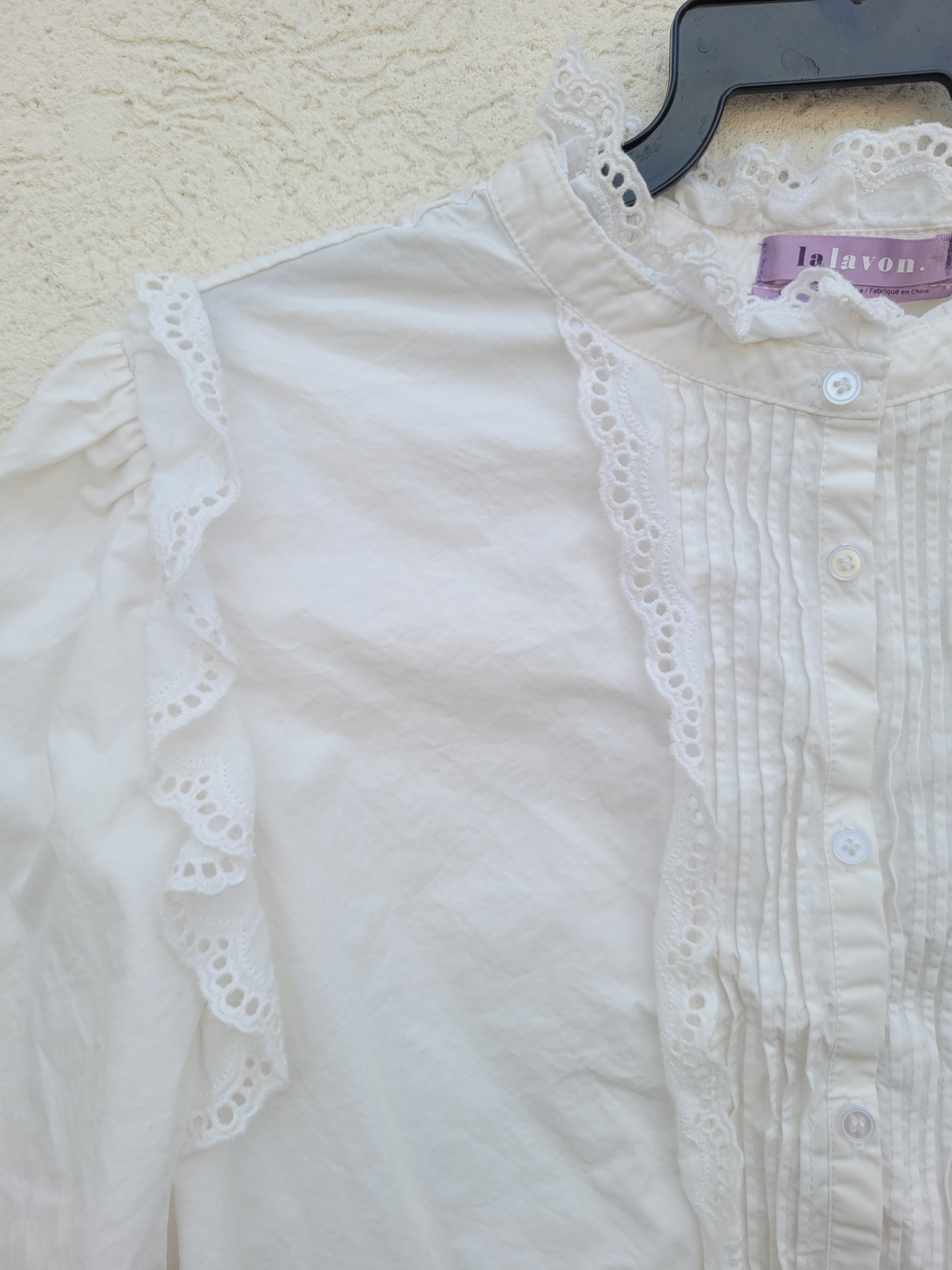 חולצה מכופתרת לבנה עם דנטל