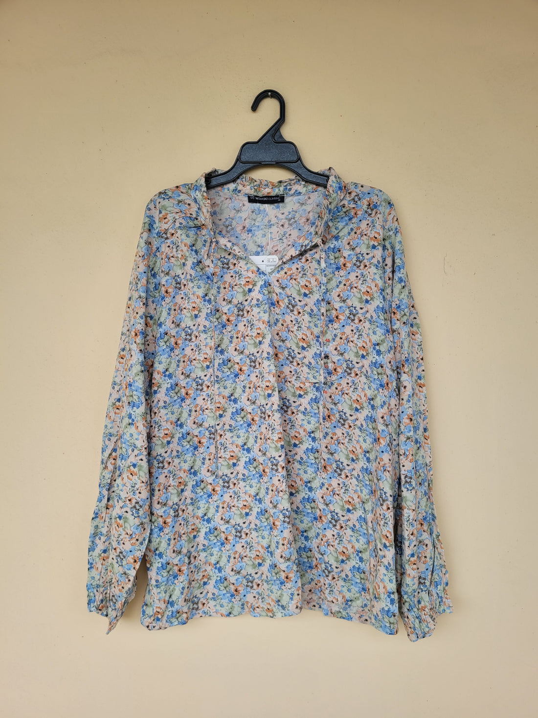 חולצה פרחונית עדינה