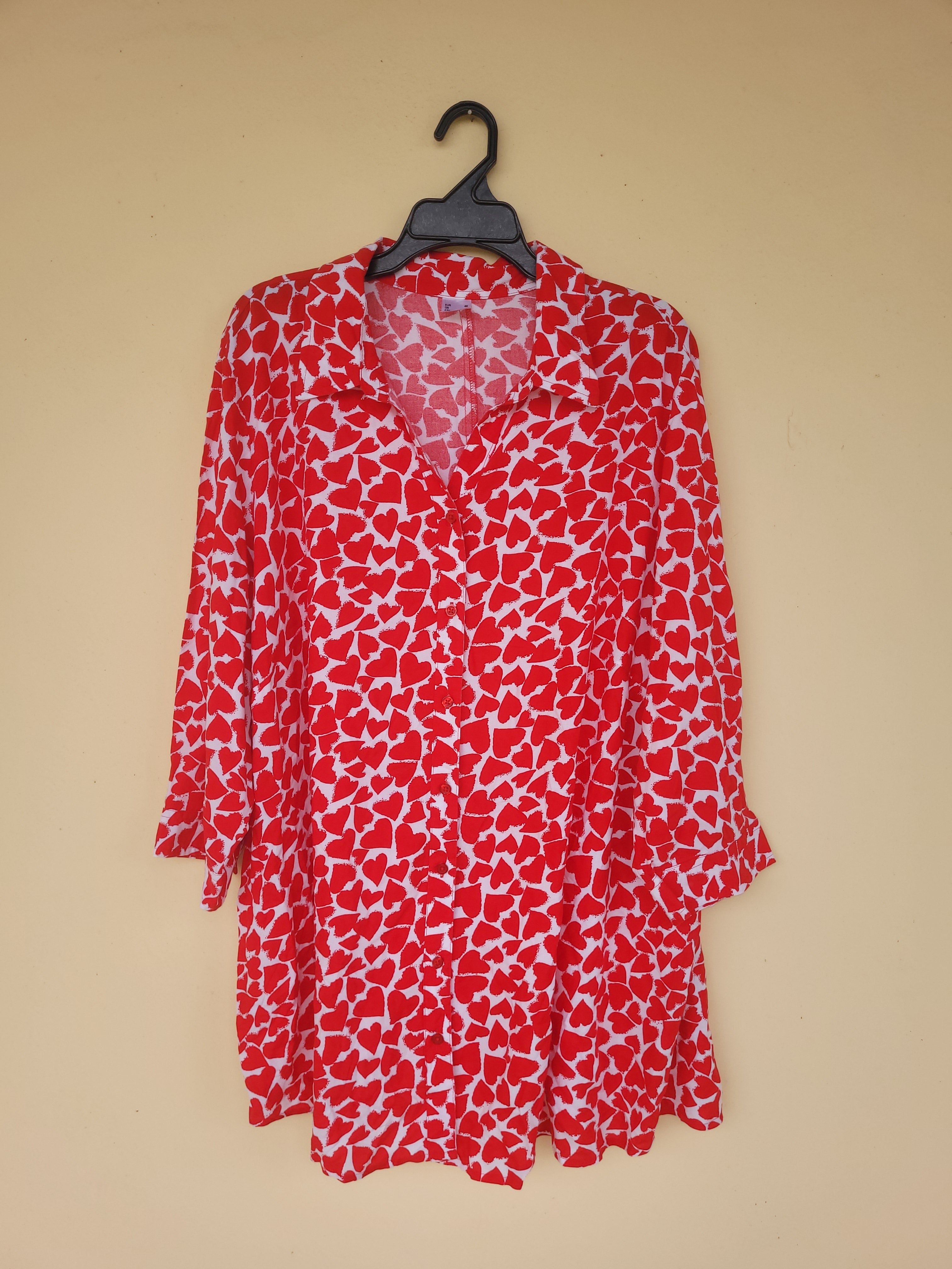 חולצה מכופתרת לבבות אדום לבן