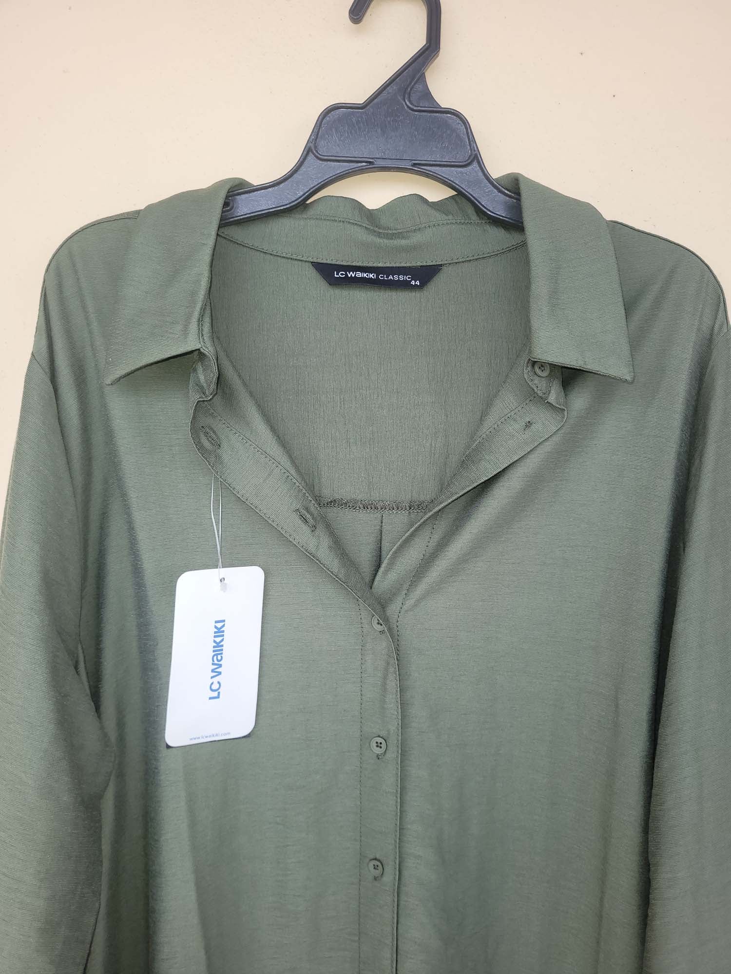 חולצה מכופתרת ירוק זית