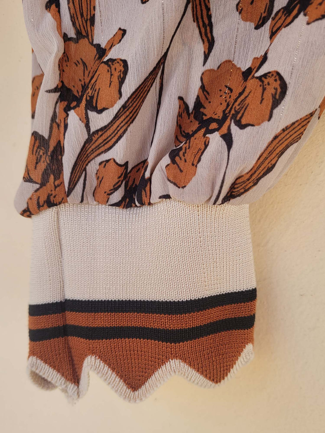 חולצת מכופרת פרחונית עם פסי זהב דקים