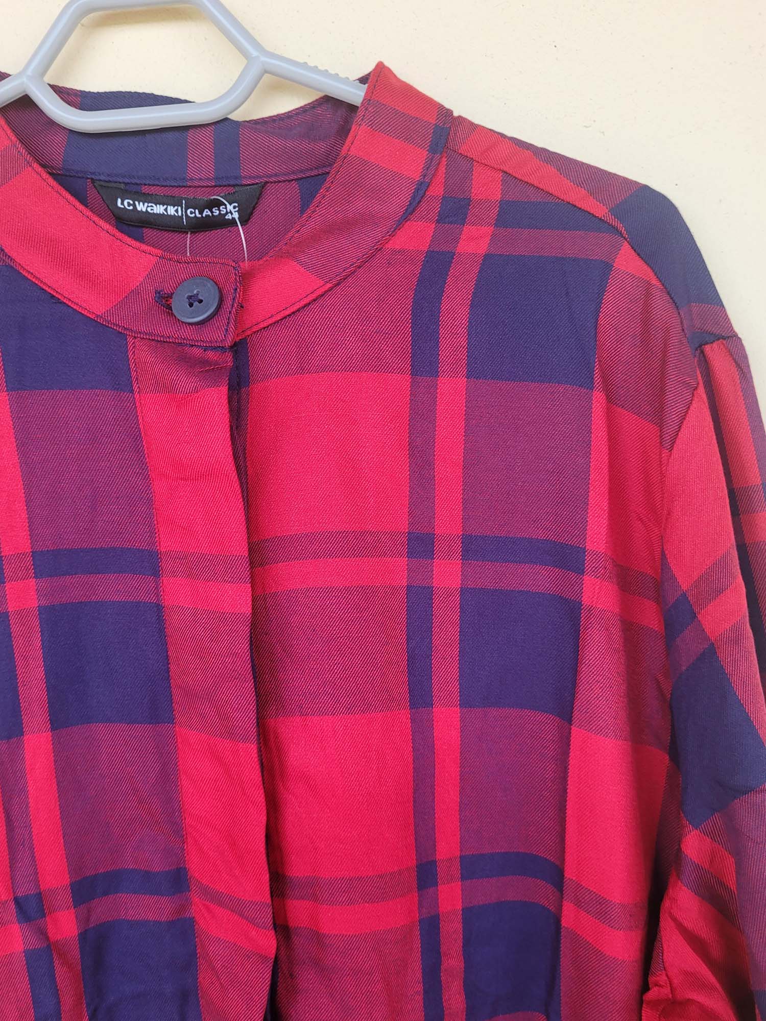 חולצה מכופתרת משבצות אדום וכחול