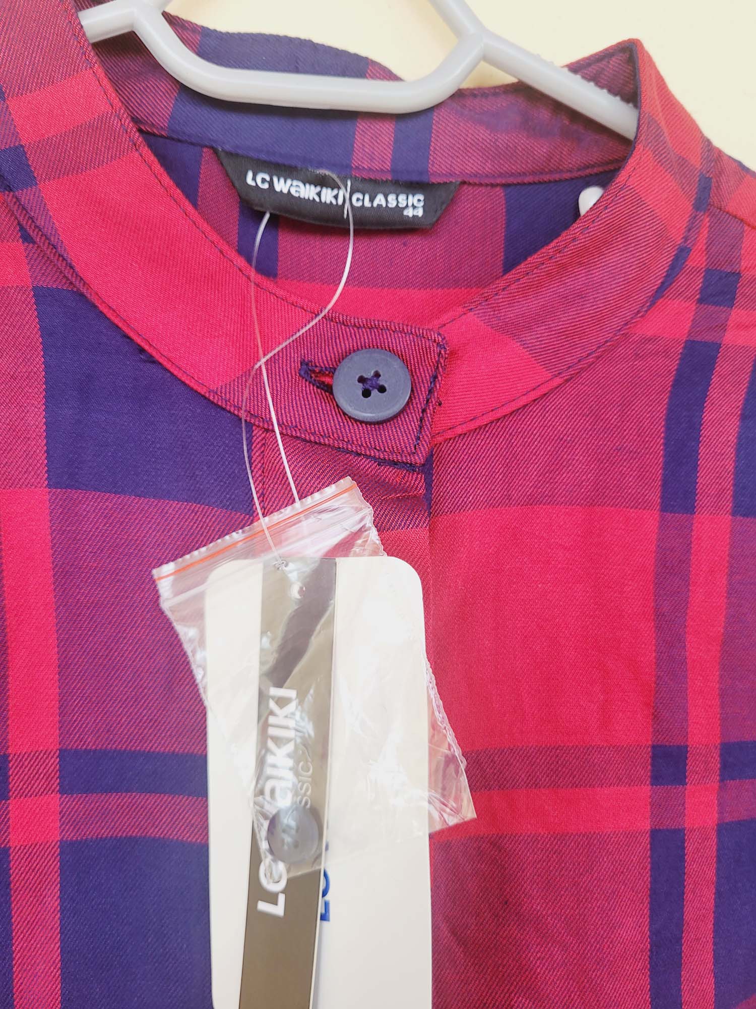 חולצה מכופתרת משבצות אדום וכחול