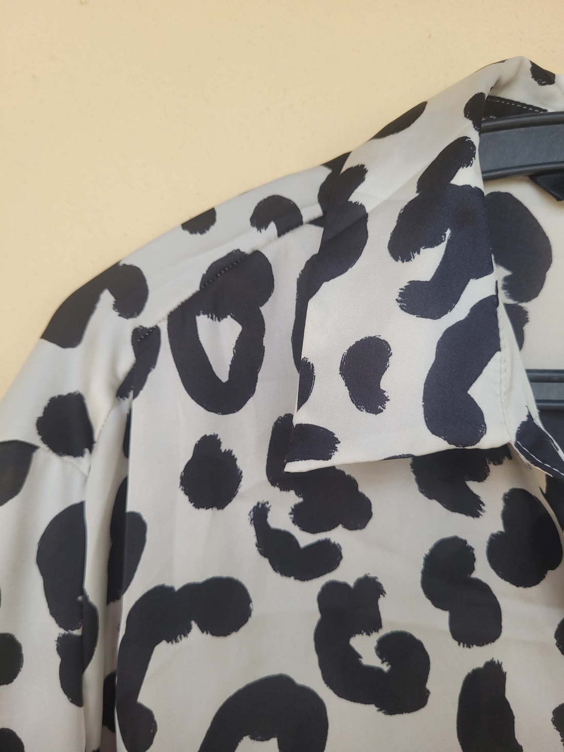 חולצה מכופתרת מנומרת