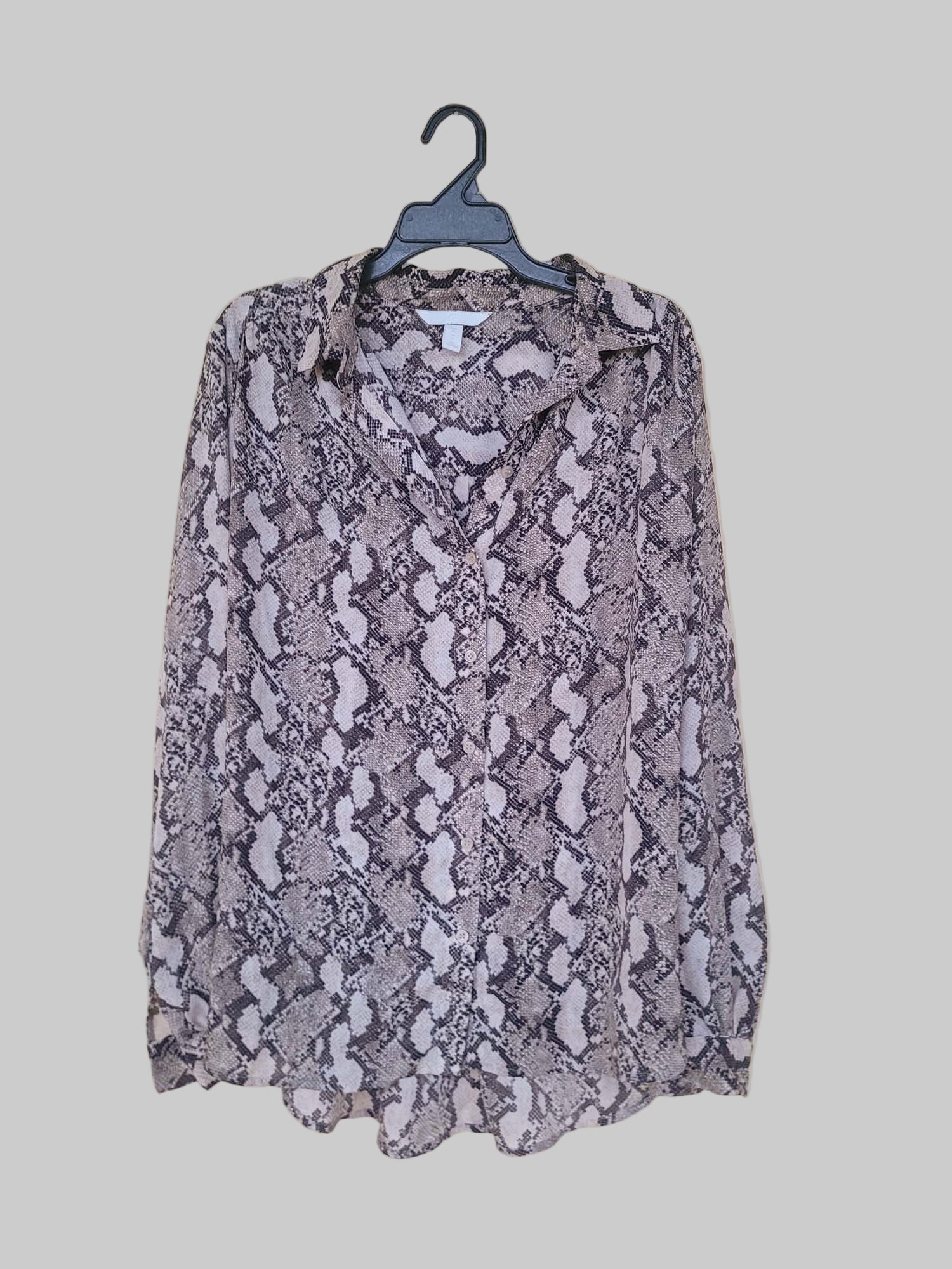 חולצה מנוחשת