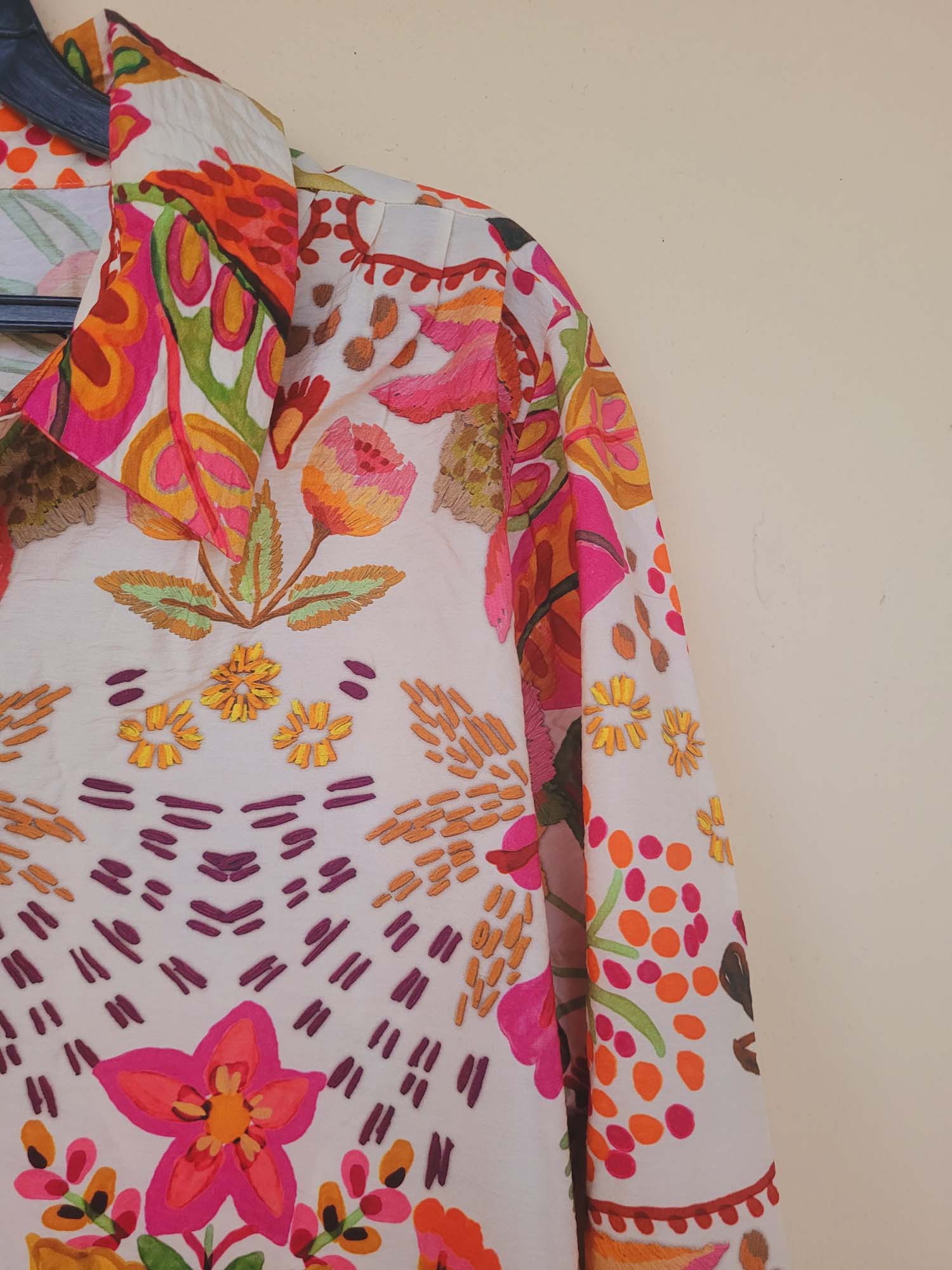 חולצה פרחונית בגוונים טרופיים