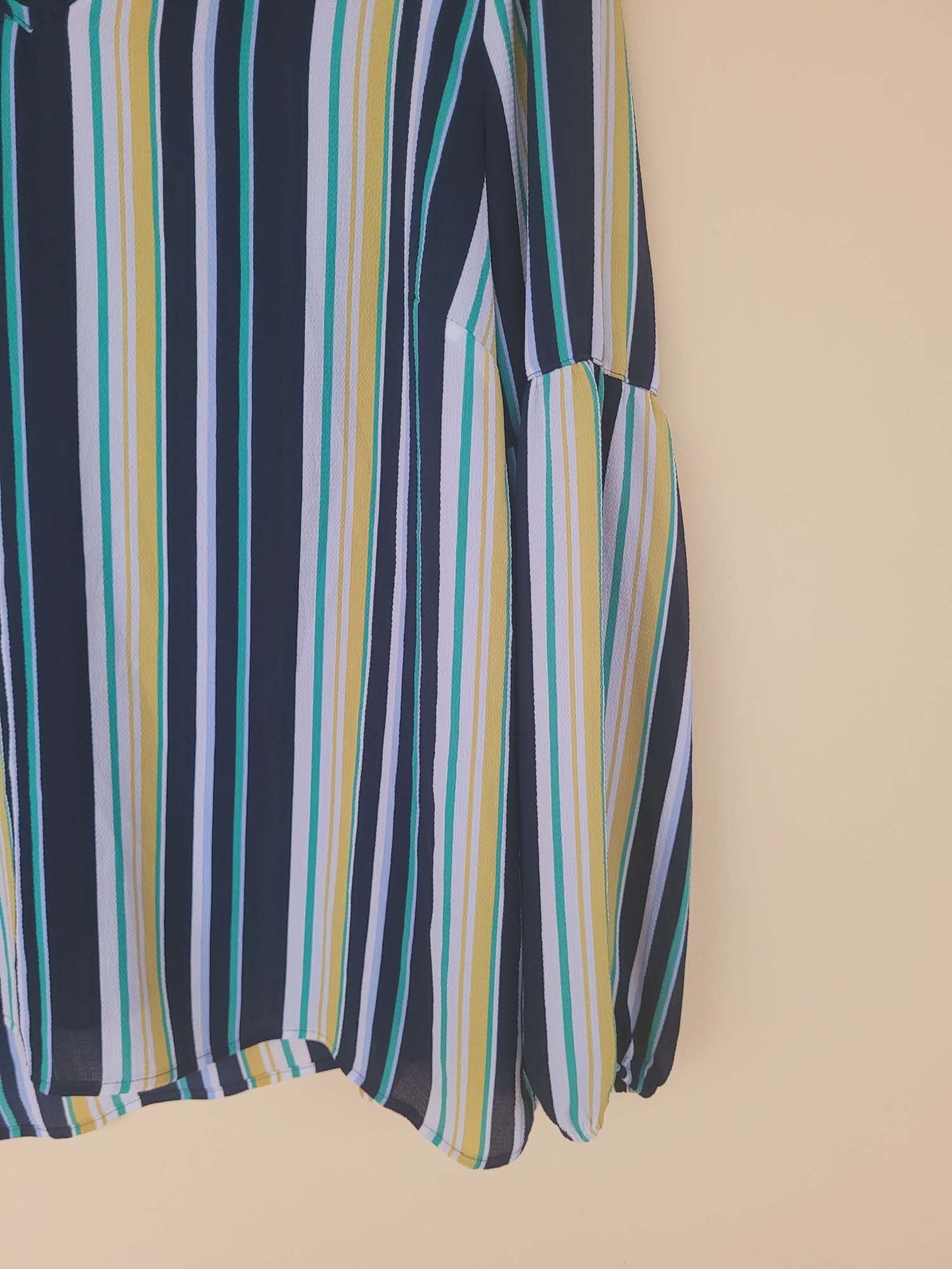 חולצה עם פסים ושרוולים תפוחים