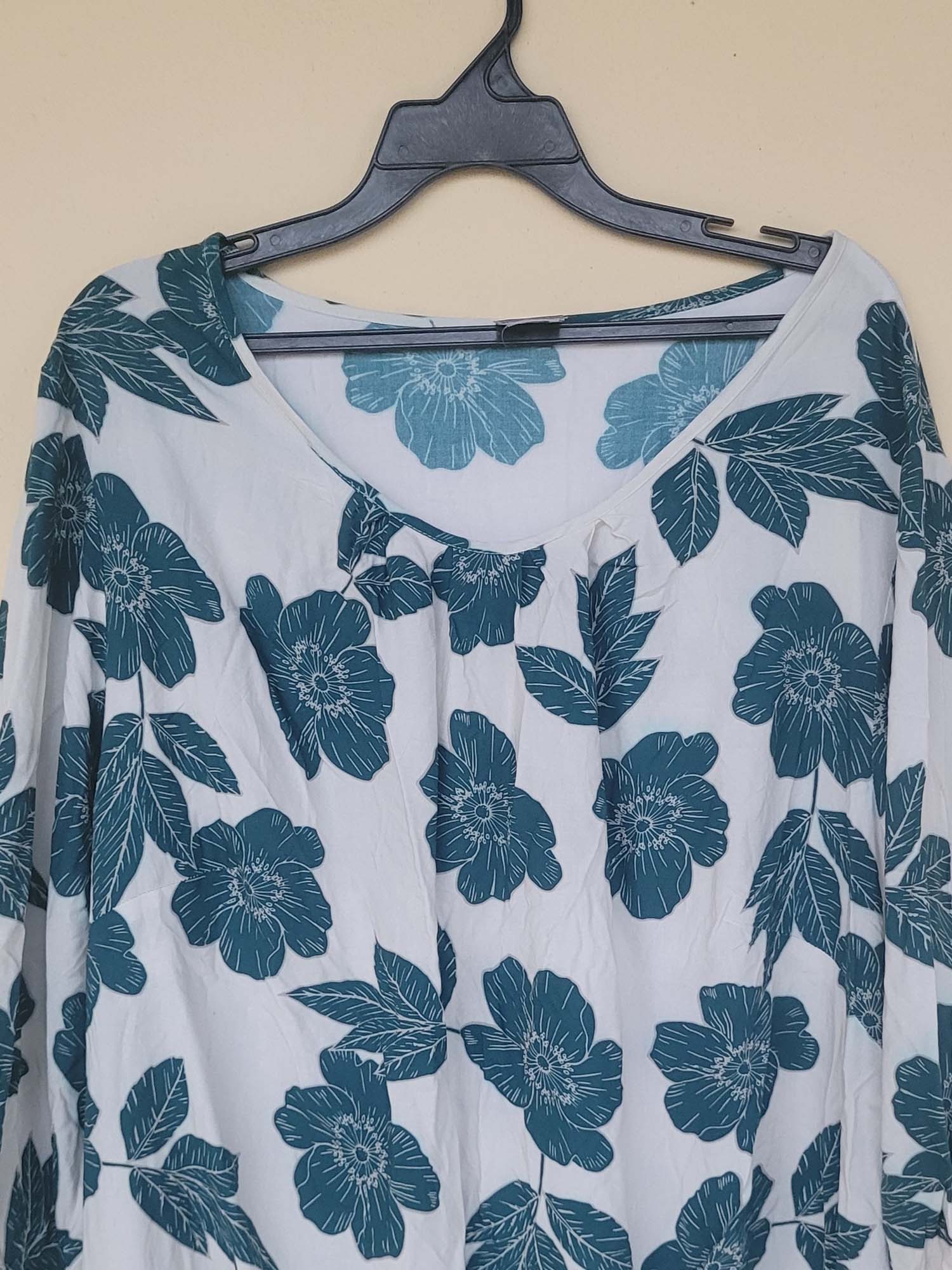 חולצה פרחונית בירוק ולבן