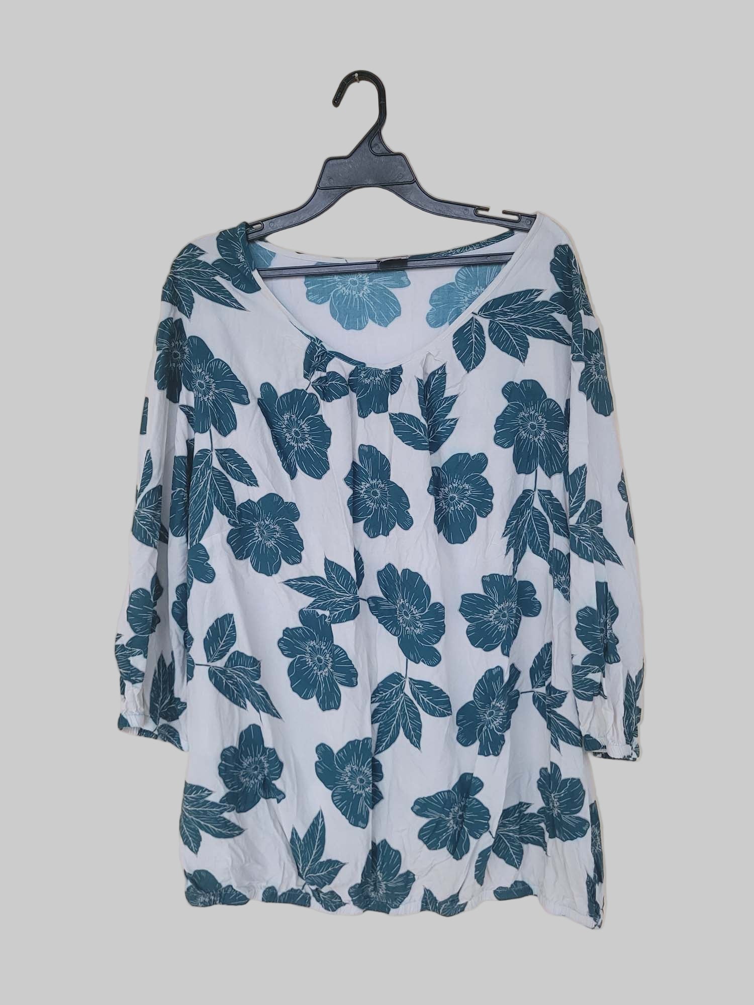 חולצה פרחונית בירוק ולבן