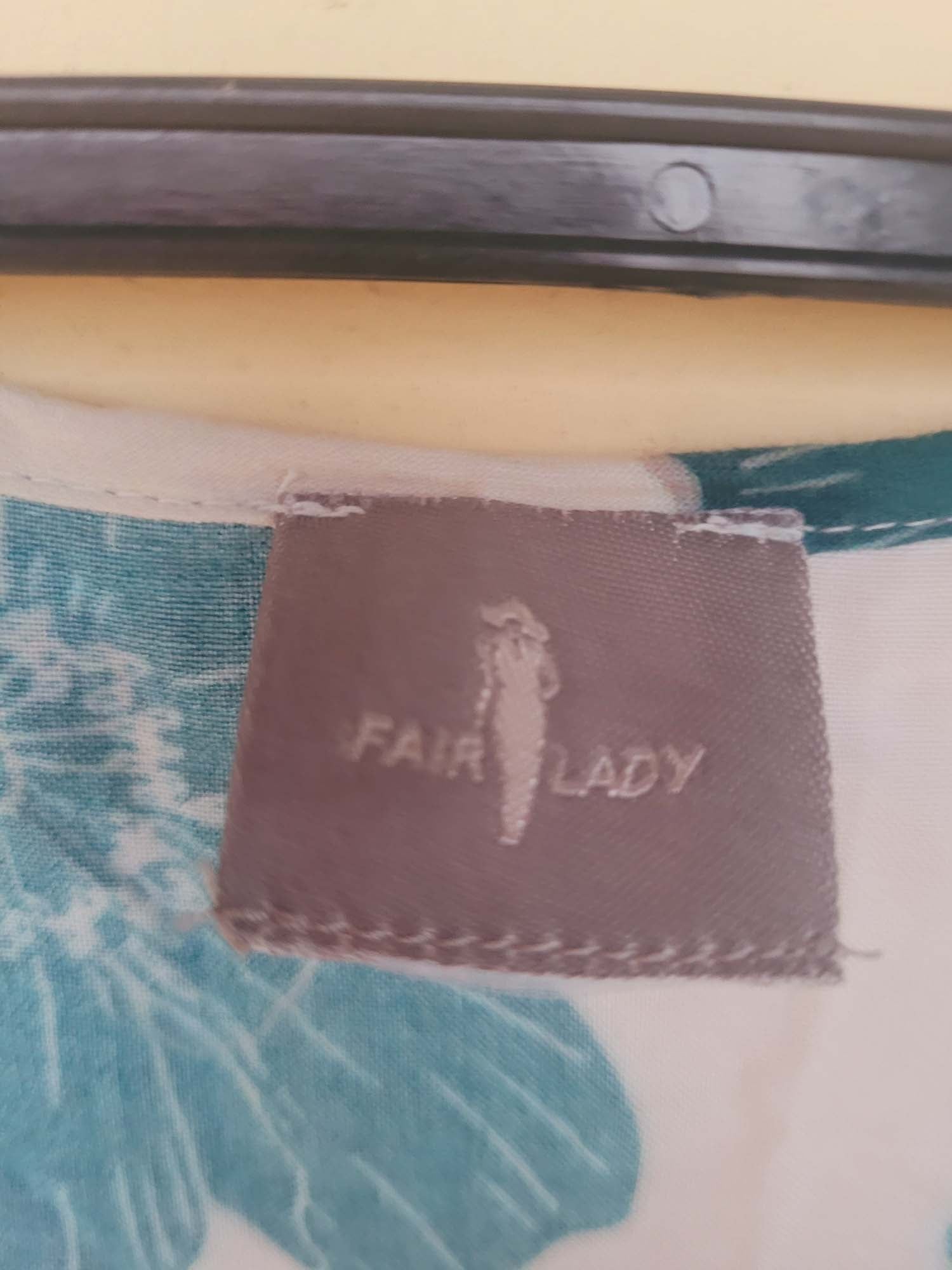 חולצה פרחונית בירוק ולבן