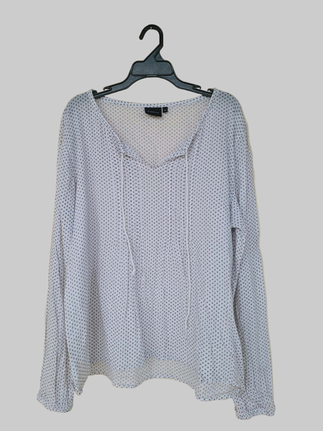 חולצה לבנה עם עלים קטנים