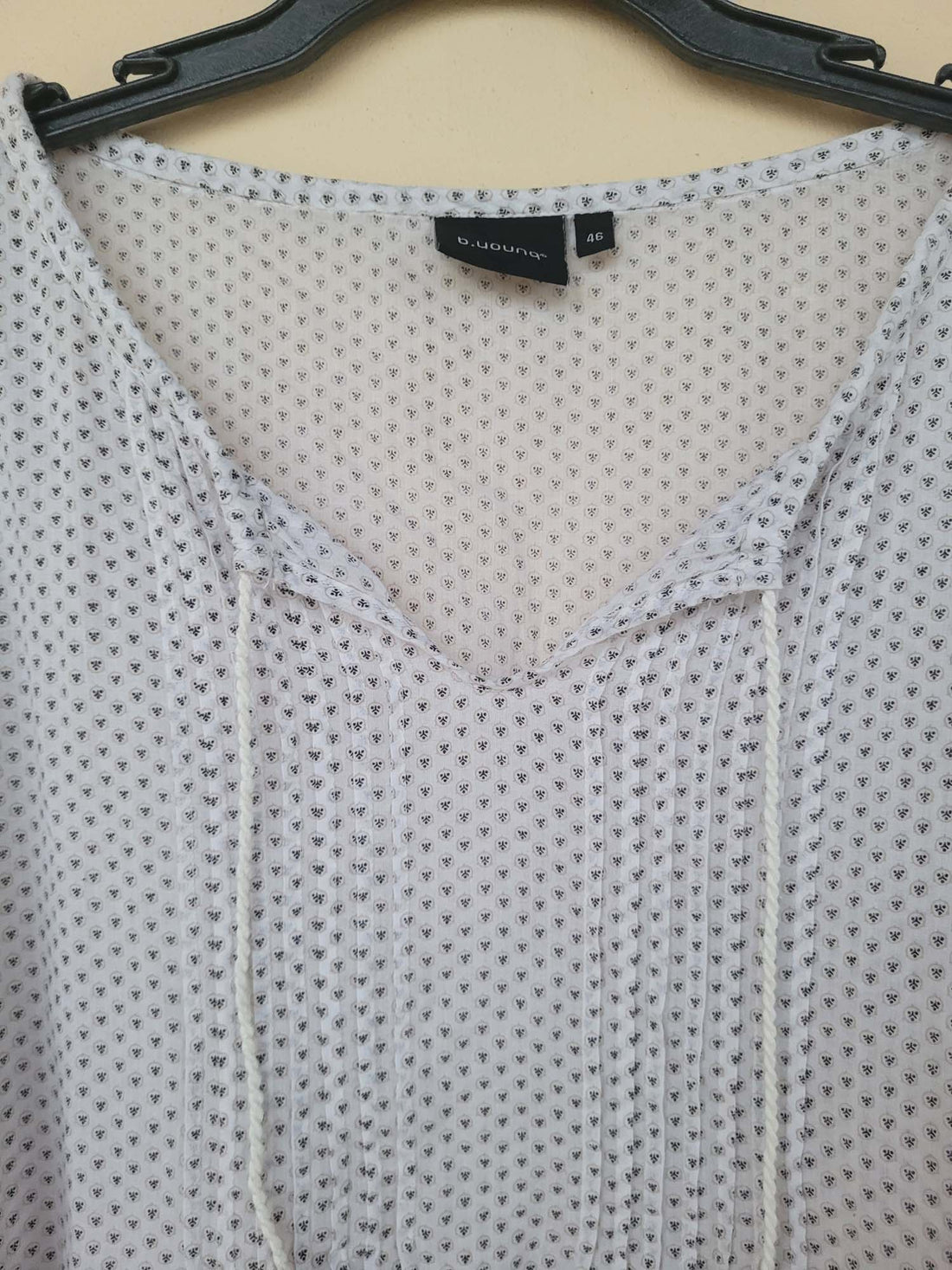 חולצה לבנה עם עלים קטנים