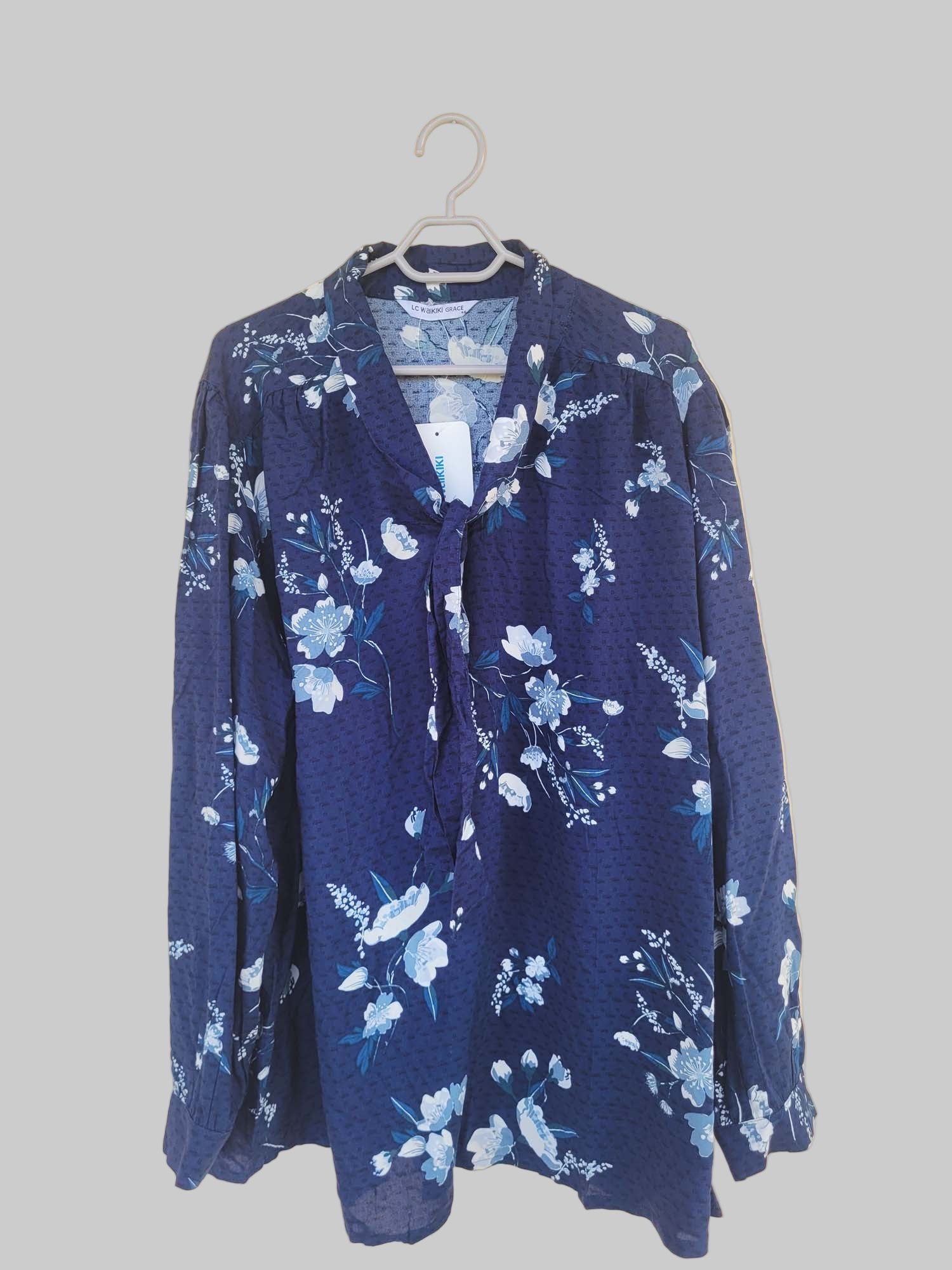 חולצה פרחונית כחולה