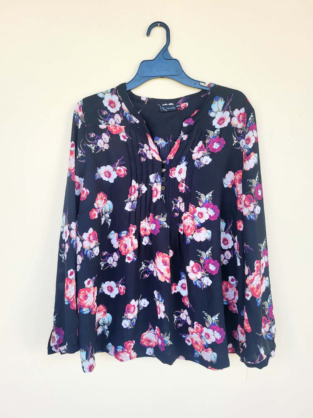 חולצה פרחונית עם עניבה