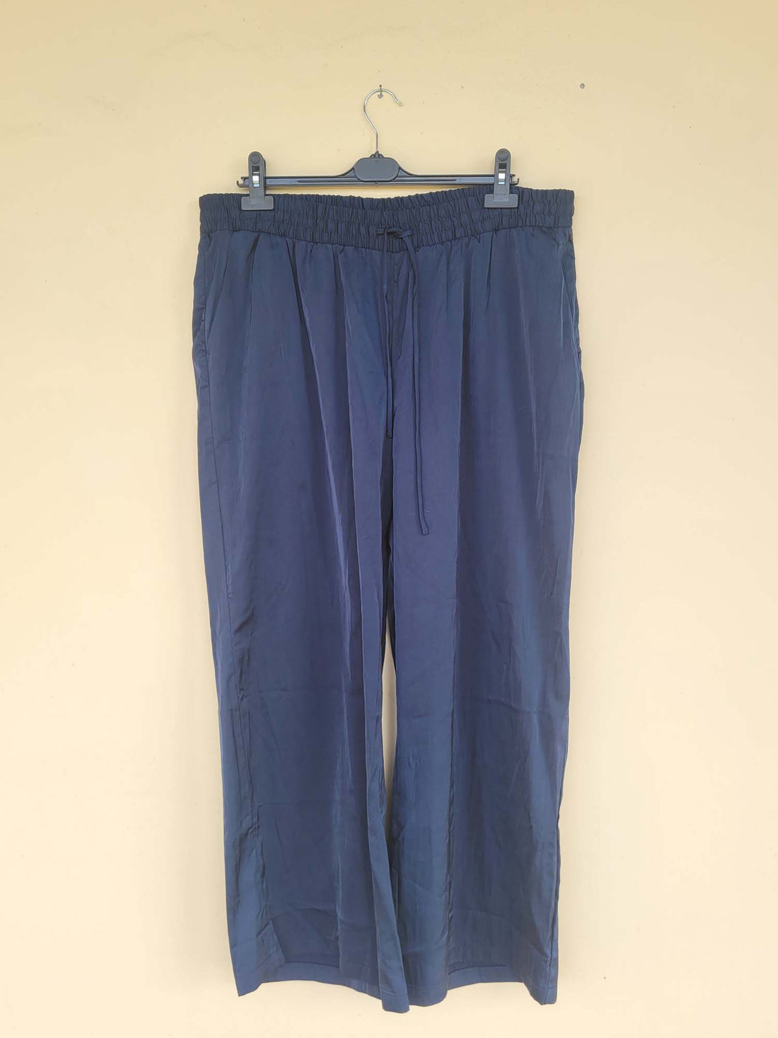 מכנסי גומי כחולים