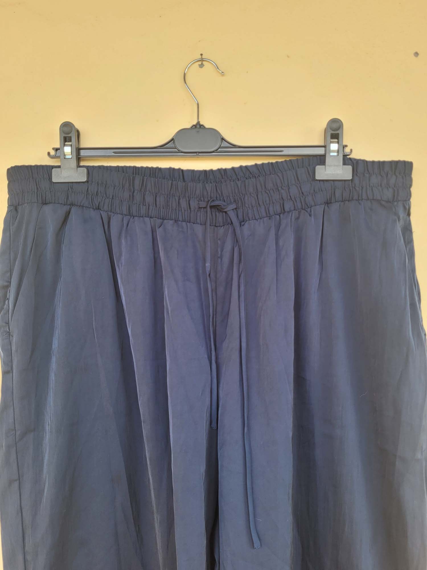 מכנסי גומי כחולים