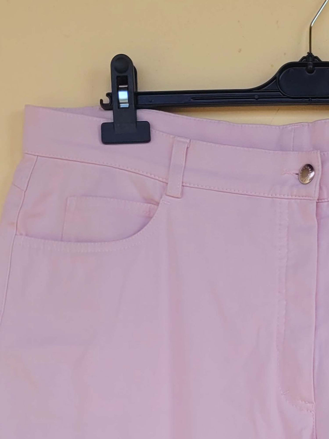 מכנסי בד ורודים