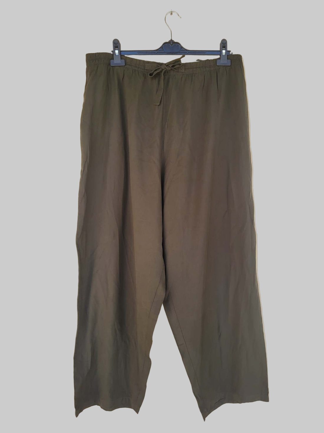 מכנסיים דקים בצבע זית