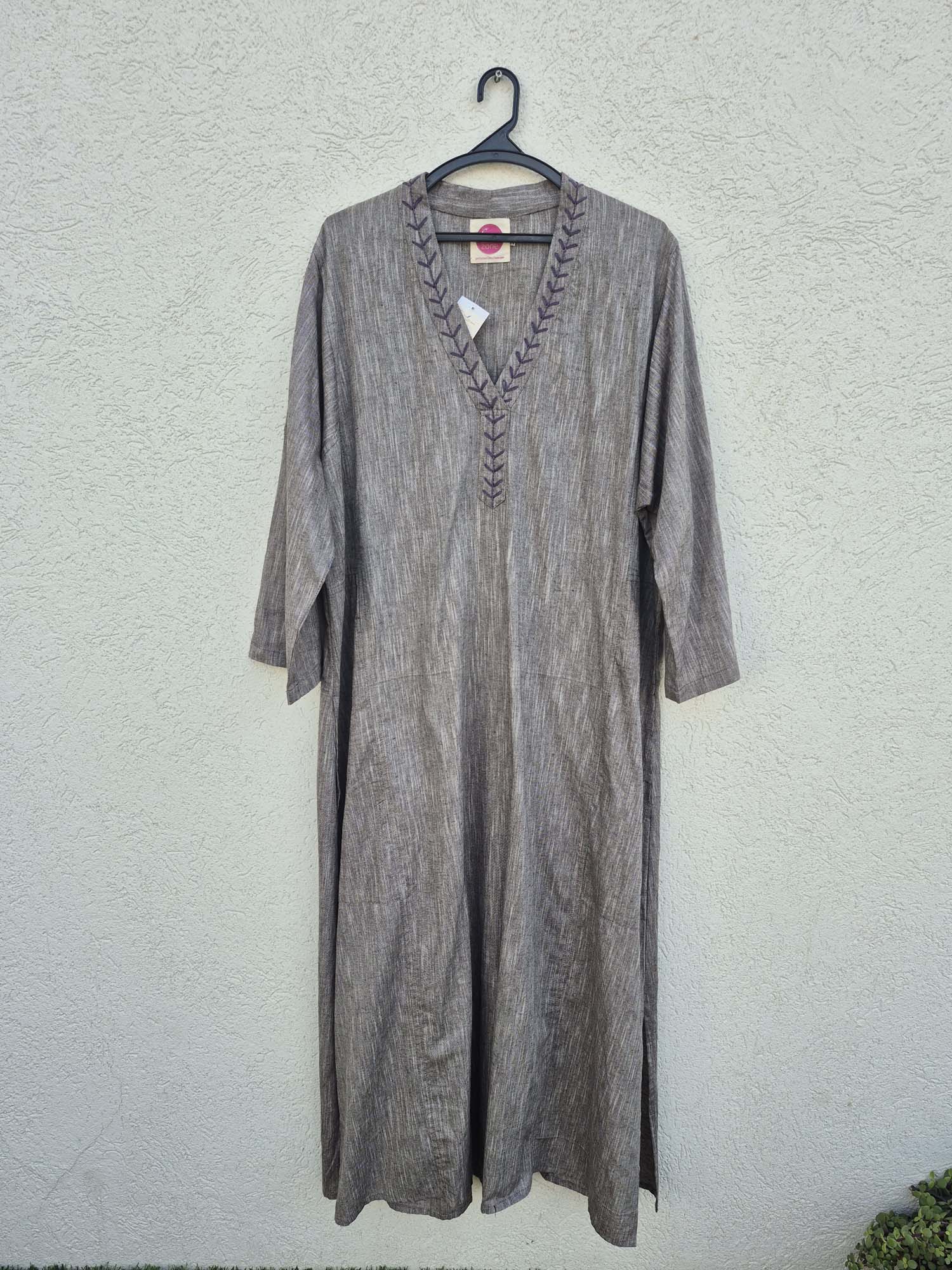 שמלת גלביה עם רקמה אפורה