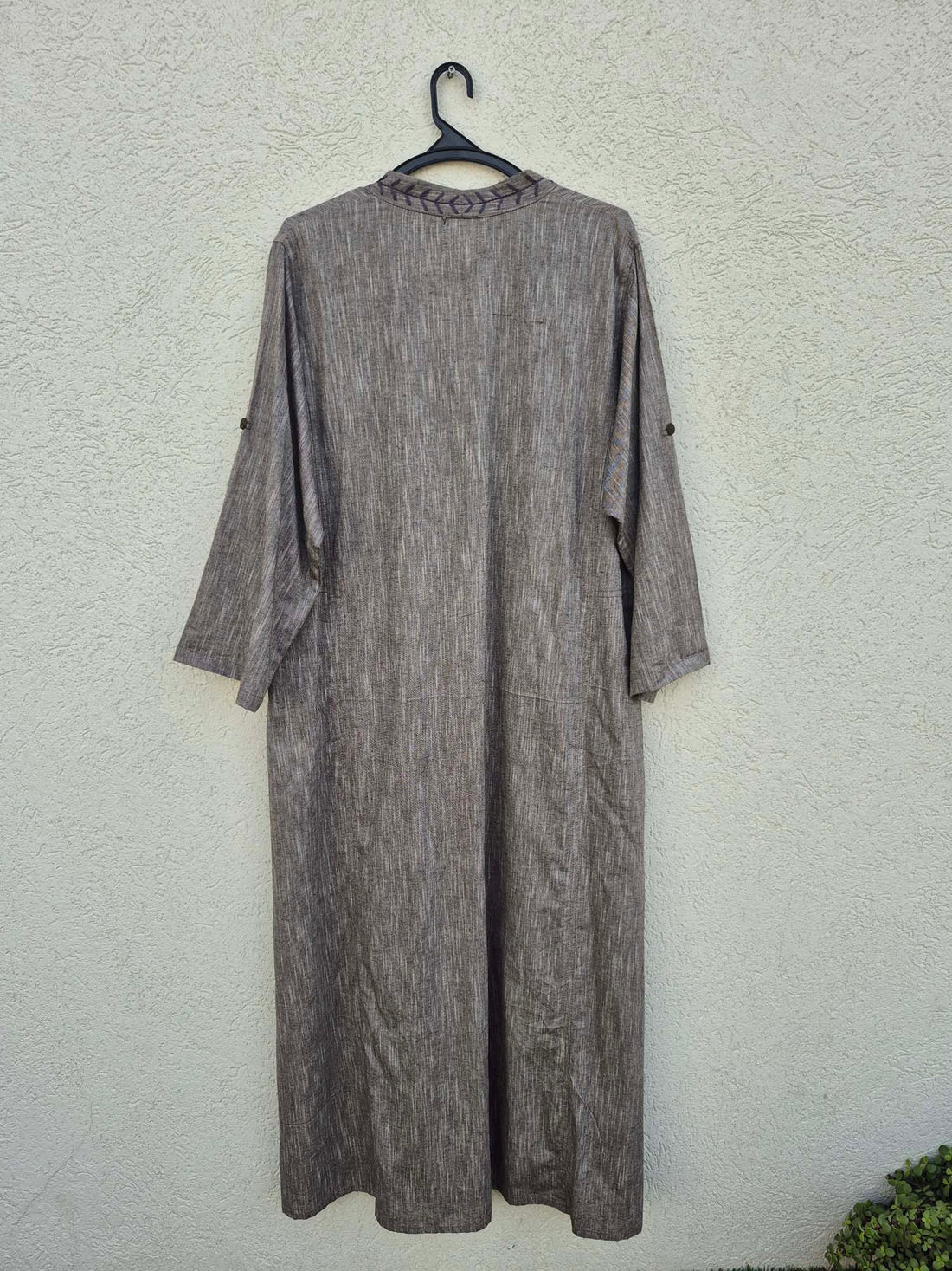 שמלת גלביה עם רקמה אפורה