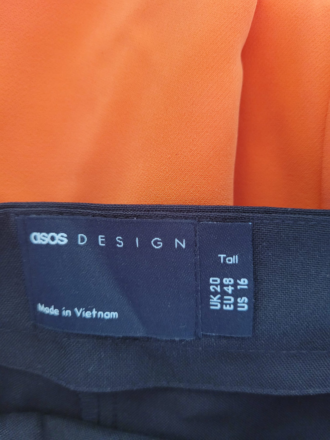 אוברול כתום עם חגורה