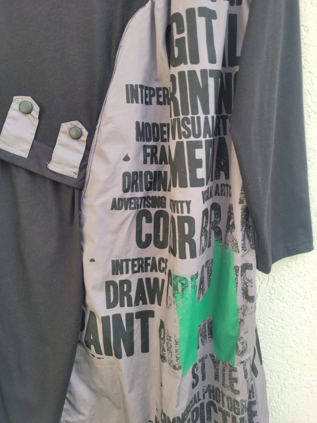 שמלה בהדפס עיתון