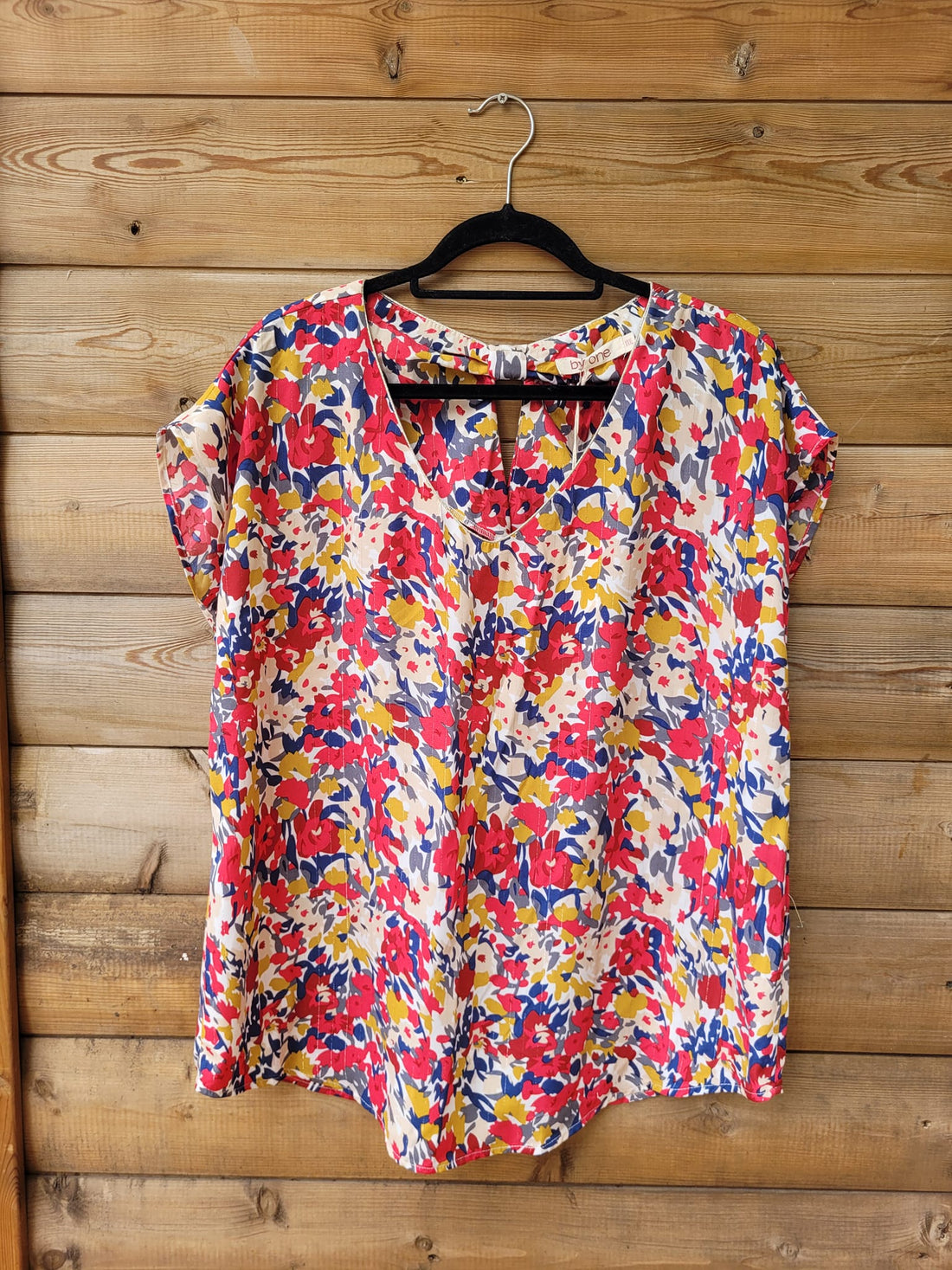 חולצה פרחונית עם פסי זהב