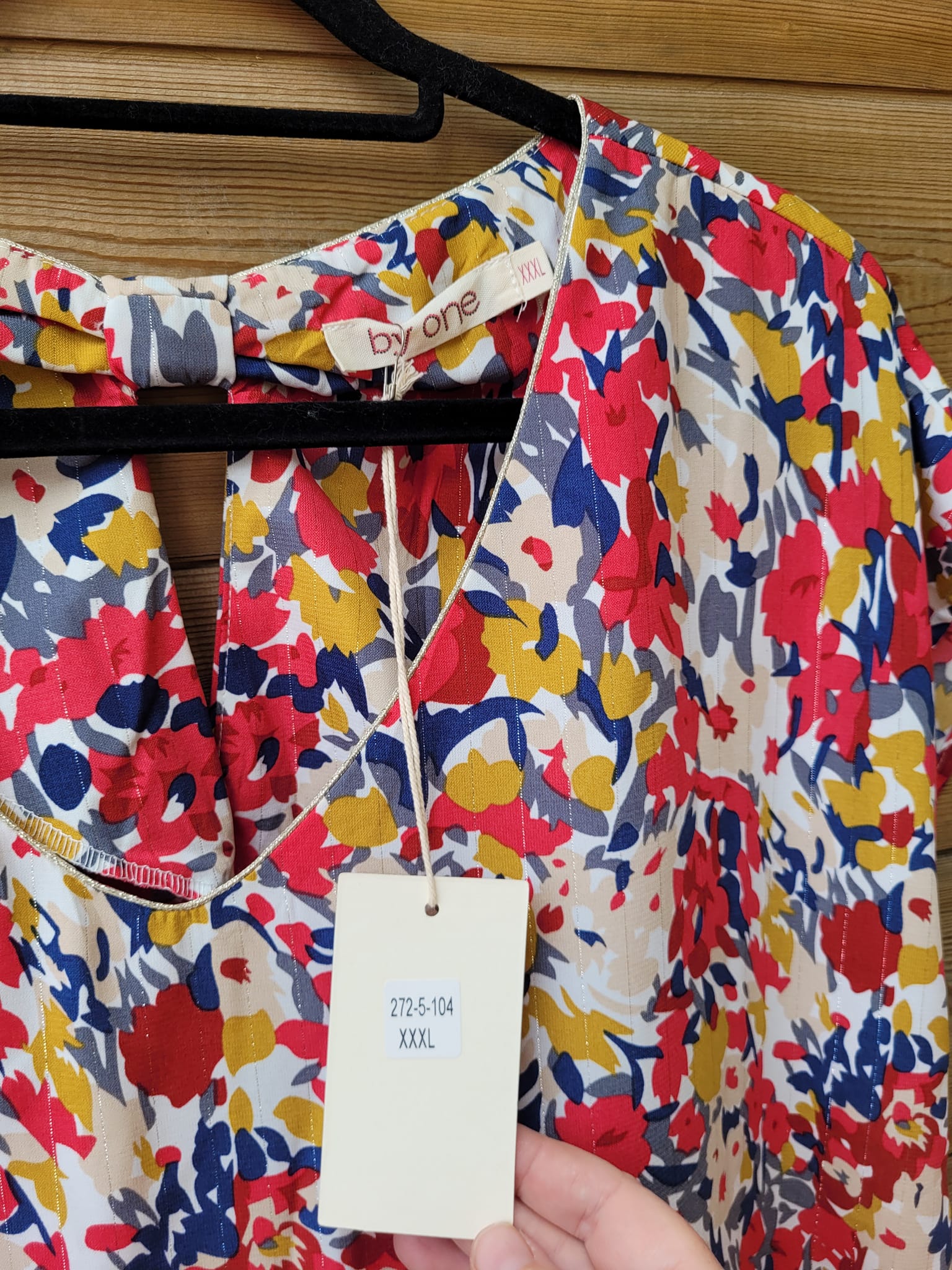 חולצה פרחונית עם פסי זהב