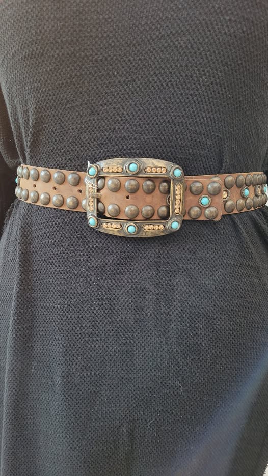 חגורת עור עם אבנים