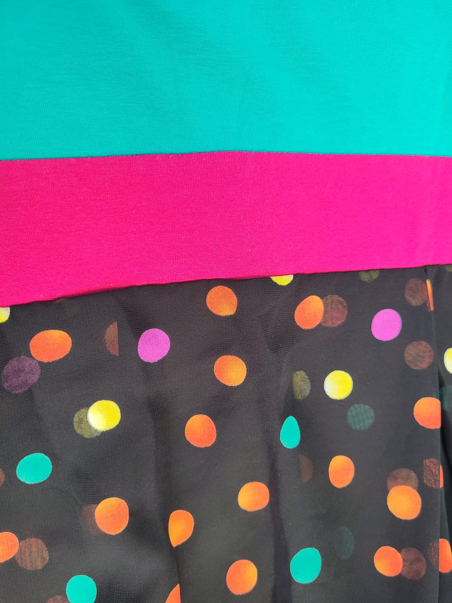 שמלה בשילוב בדים בגזרת מעטפת