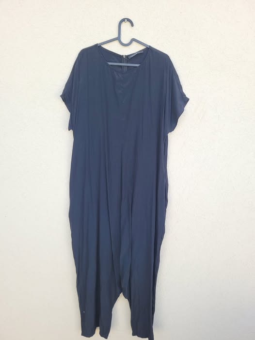 אוברול שחור אוברסייזי מבד עם מגע משי