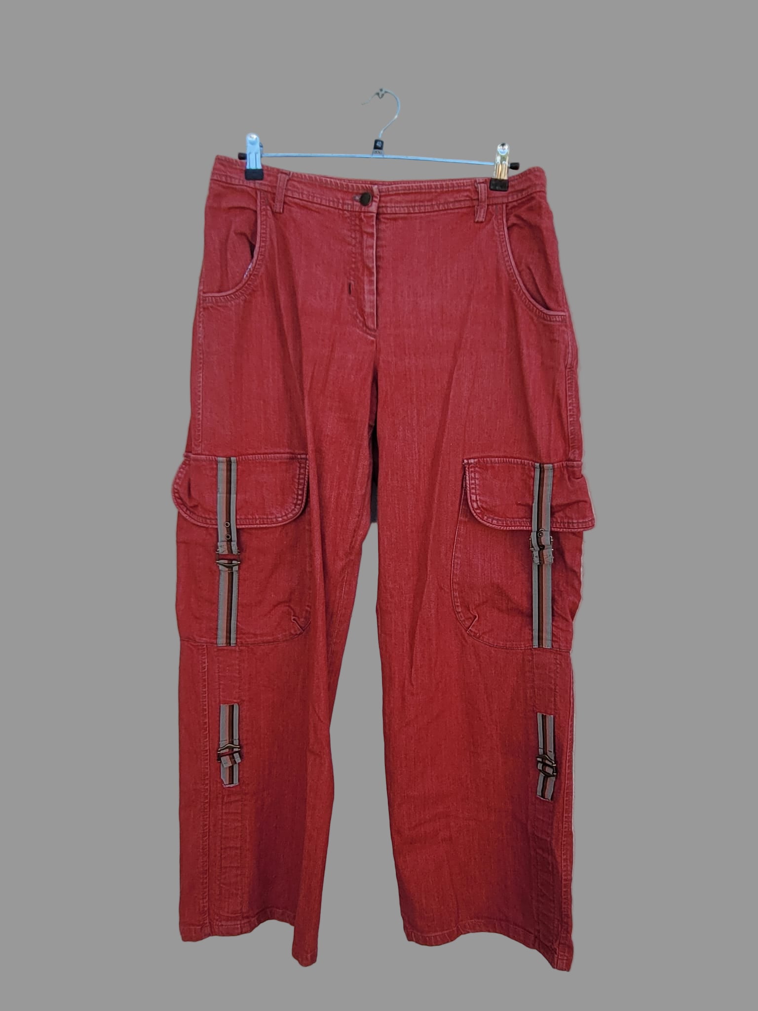 מכנסיים אדומים עם כיסים גדולים
