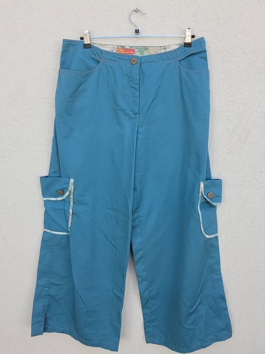 מכנסיים רחבים עם כיסים בולטים