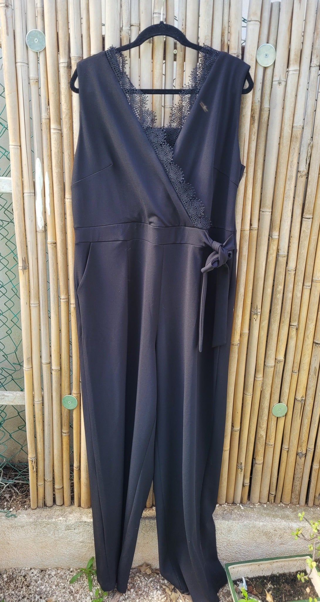 אוברול שחור מעטפת עם קשירה ותחרה