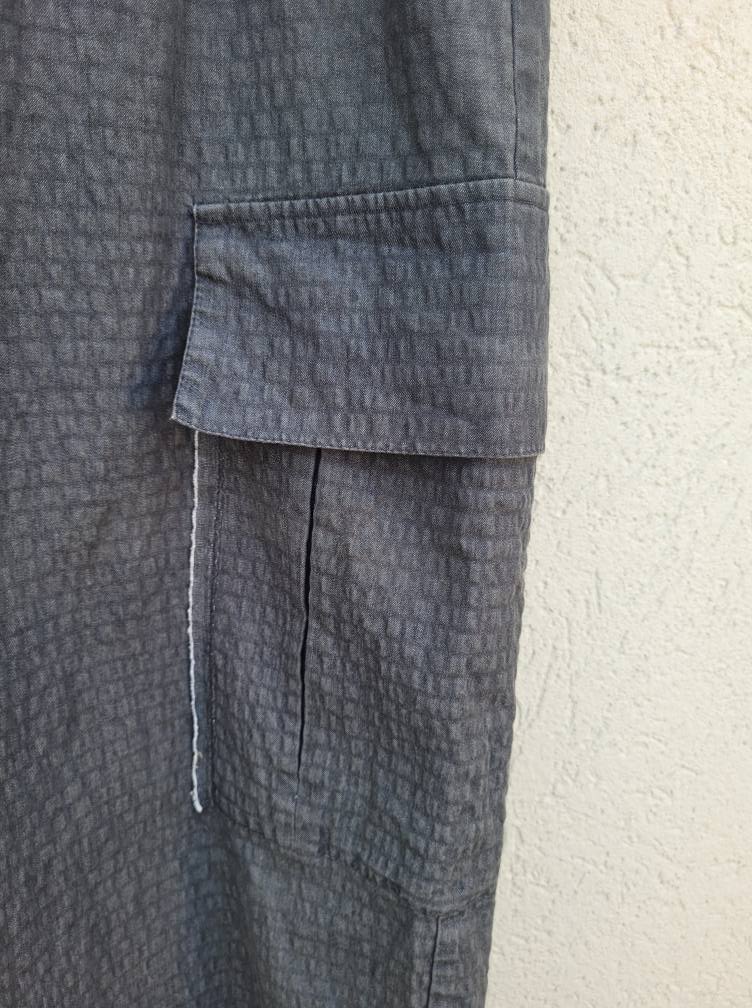 מכנסיים רחבים עם כיסים גדולים