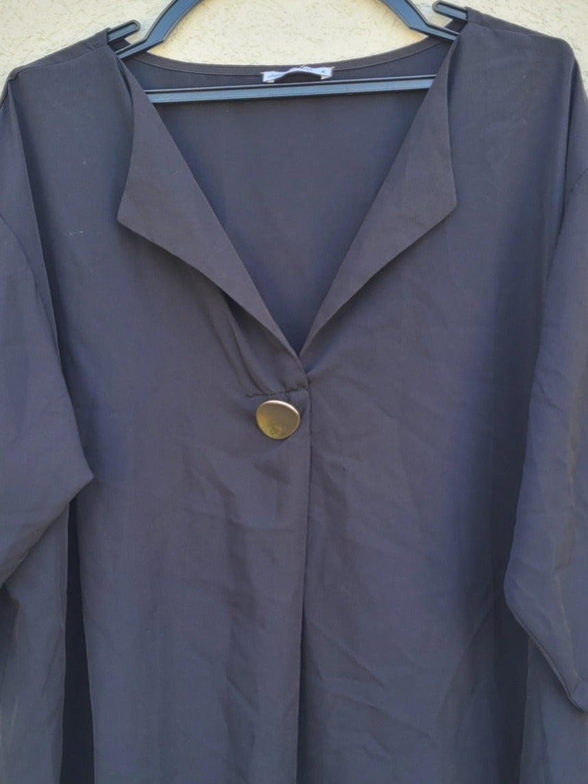 חולצה שחורה עם כפתור גדול